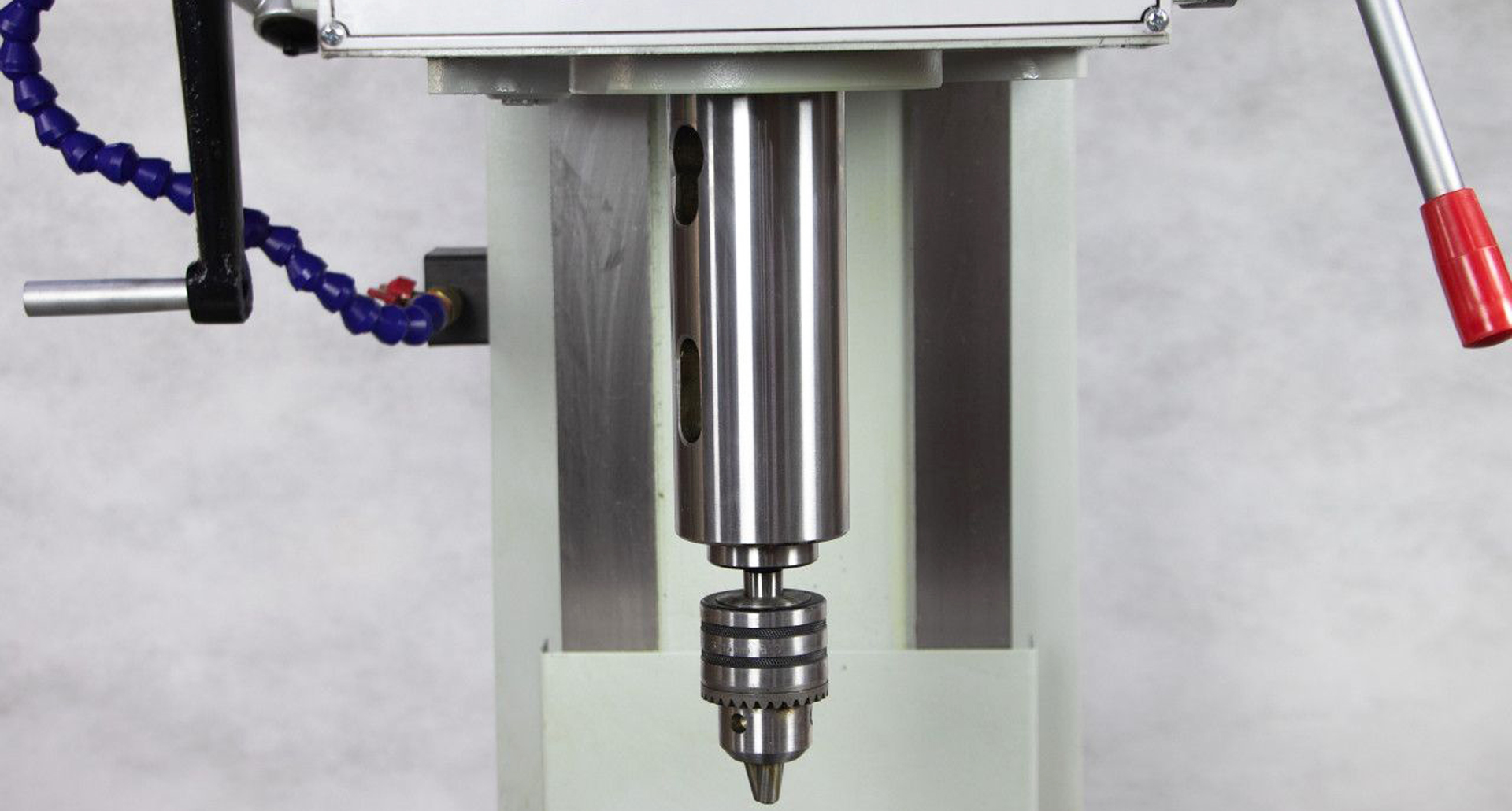 Оборудование применяется для рассверливания, зенкерования, развёртывания, нарезания резьбы метчиками