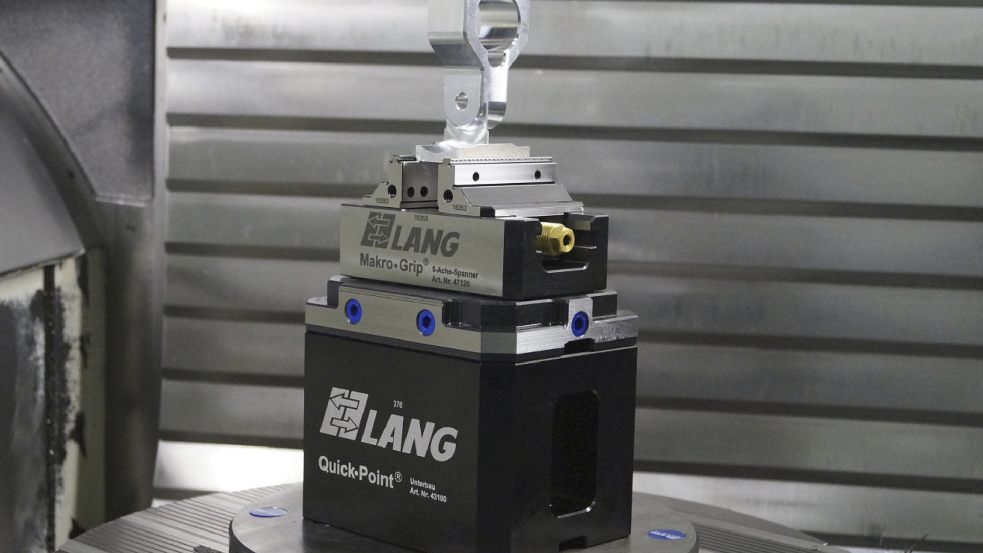 Самоцентрирующиеся тиски перед зажимом автоматически центрируют заготовку по осям