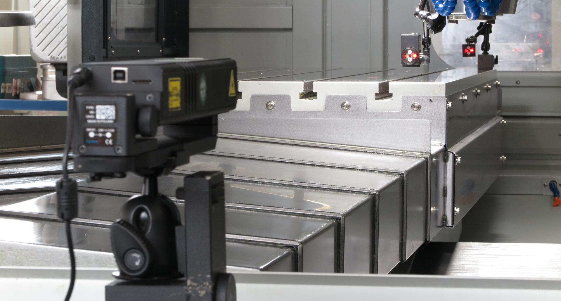 Измерение прямолинейности перемещения стола по оси Х вертикального фрезерного станка