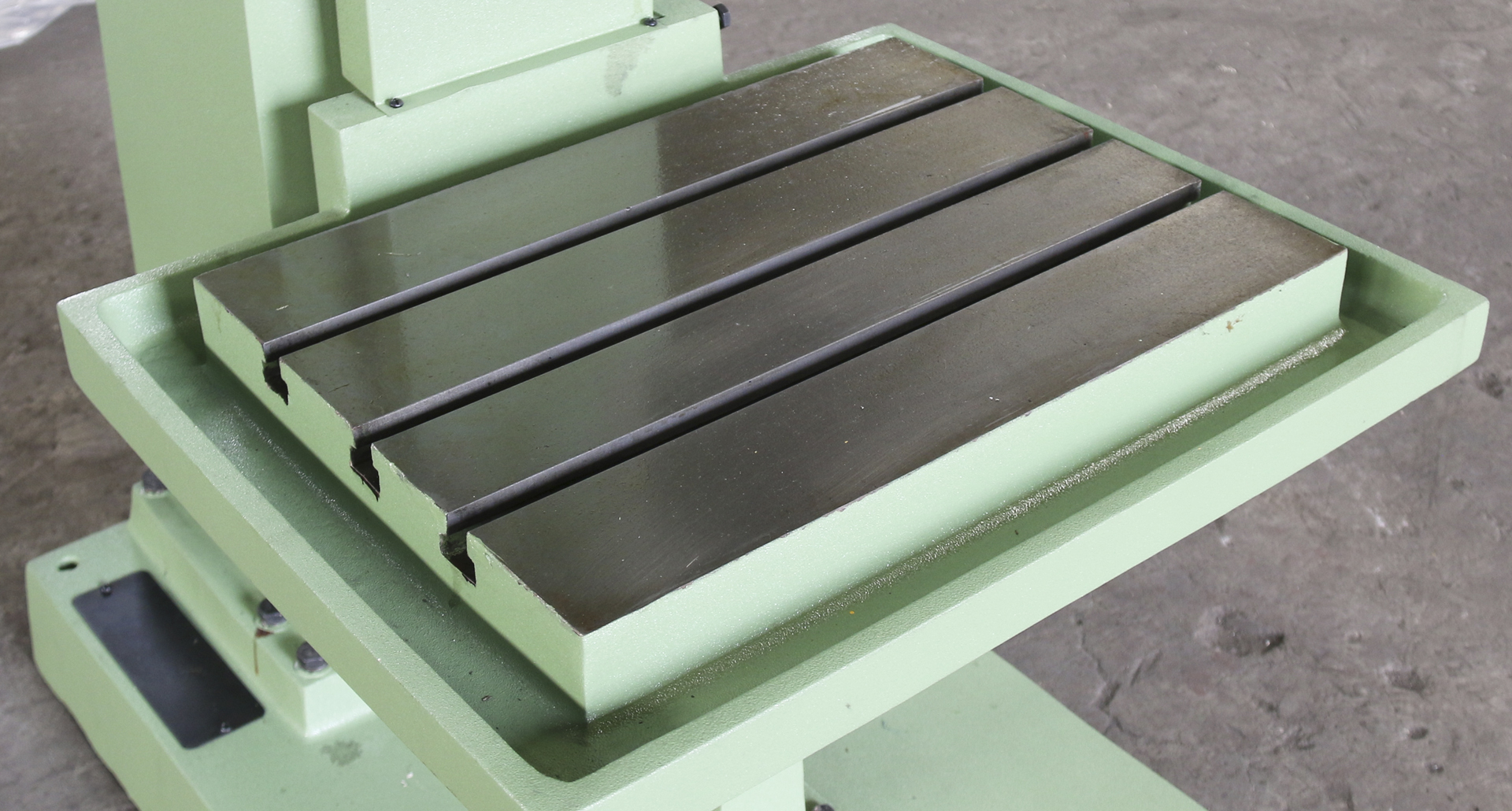 Рабочий стол можно регулировать по высоте, наклонять в одну или две плоскости